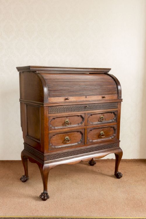 red walnut cylinder desk of small size - CATEGORY: ANTIQUE BUREAU - DATED 19TH CENTURY