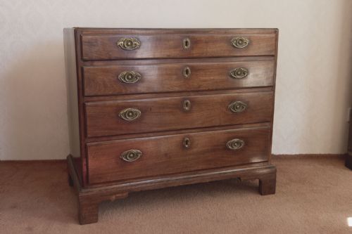mahogany dressing chest with four graduated drawers - CATEGORY: ANTIQUE CHEST OF DRAWERS - DATED 19TH CENTURY