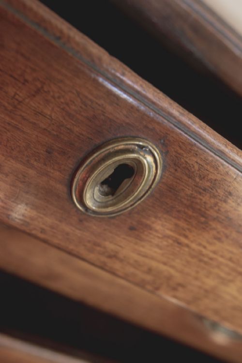 MAHOGANY DRESSING CHEST WITH FOUR GRADUATED DRAWERS - ADDITIONAL PHOTO 3