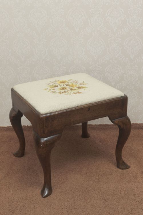 EXTREMELY FINE WALNUT FOOT STOOL OF QUEEN ANNE PERIOD - ADDITIONAL PHOTO 3