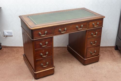 small victorian pedastal desk in mahogany - CATEGORY: ANTIQUE DESKS - DATED 19TH CENTURY