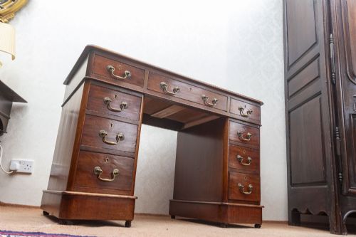 SMALL VICTORIAN PEDASTAL DESK IN MAHOGANY - ADDITIONAL PHOTO 2