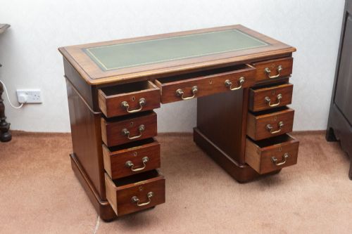 SMALL VICTORIAN PEDASTAL DESK IN MAHOGANY - ADDITIONAL PHOTO 3