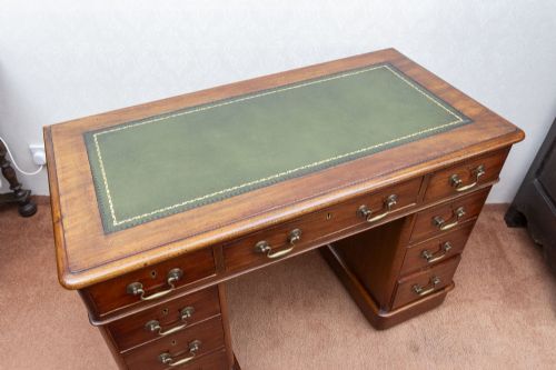 SMALL VICTORIAN PEDASTAL DESK IN MAHOGANY - ADDITIONAL PHOTO 4