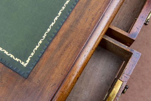 SMALL VICTORIAN PEDASTAL DESK IN MAHOGANY - ADDITIONAL PHOTO 5