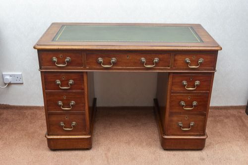 SMALL VICTORIAN PEDASTAL DESK IN MAHOGANY - ADDITIONAL PHOTO 7