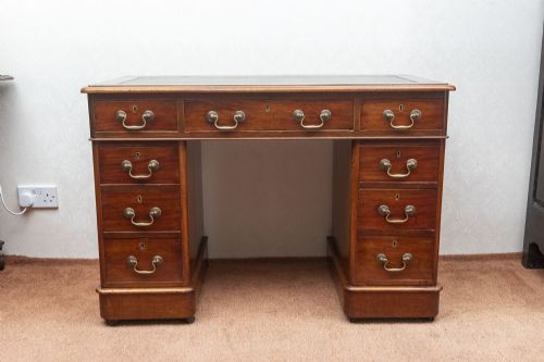 SMALL VICTORIAN PEDASTAL DESK IN MAHOGANY - ADDITIONAL PHOTO 8