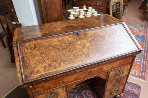 RARE WILLIAM AND MARY WALNUT WRITING DESK - ADDITIONAL PHOTO 3