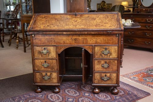 RARE WILLIAM AND MARY WALNUT WRITING DESK - ADDITIONAL PHOTO 4