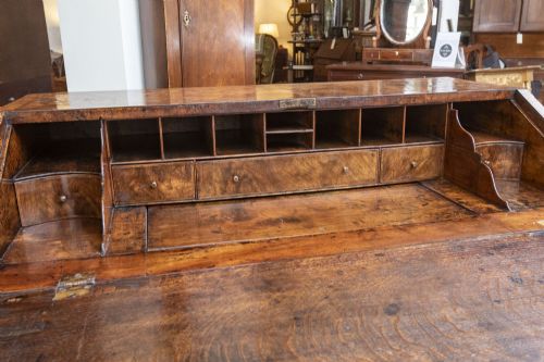 RARE WILLIAM AND MARY WALNUT WRITING DESK - ADDITIONAL PHOTO 8