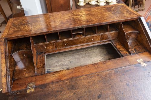 RARE WILLIAM AND MARY WALNUT WRITING DESK - ADDITIONAL PHOTO 10