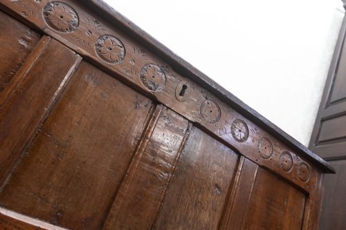 PANELLED 17TH CENTURY OAK COFFER - ADDITIONAL PHOTO 4