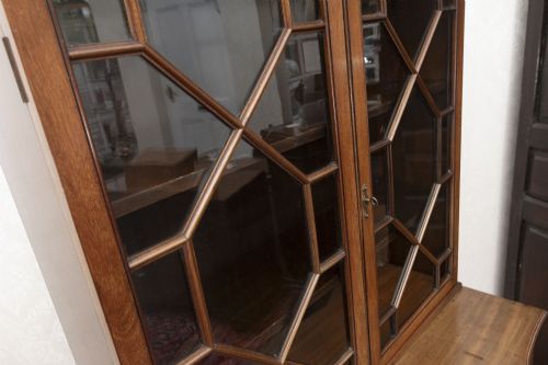 GOOD LATE 19TH CENTURY TWO DRAWER MAHOGANY DISPLAY CABINET - ADDITIONAL PHOTO 4