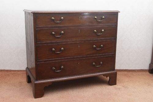ANTIQUE FOUR DRAWER DRESSING CHEST IN MAHOGANY - ADDITIONAL PHOTO 1