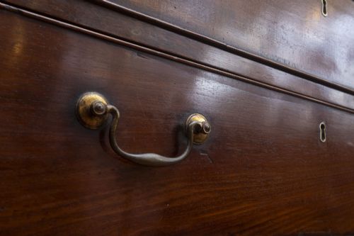 ANTIQUE FOUR DRAWER DRESSING CHEST IN MAHOGANY - ADDITIONAL PHOTO 4