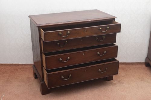 ANTIQUE FOUR DRAWER DRESSING CHEST IN MAHOGANY - ADDITIONAL PHOTO 5