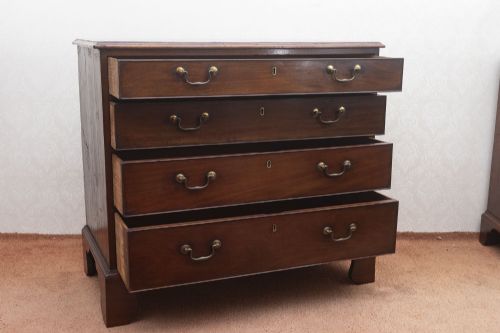 ANTIQUE FOUR DRAWER DRESSING CHEST IN MAHOGANY - ADDITIONAL PHOTO 6