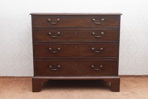 ANTIQUE FOUR DRAWER DRESSING CHEST IN MAHOGANY - ADDITIONAL PHOTO 11