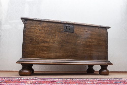 FABULOUS AND RARE CONTINENTAL BLANKET CHEST - ADDITIONAL PHOTO 4