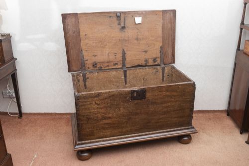 FABULOUS AND RARE CONTINENTAL BLANKET CHEST - ADDITIONAL PHOTO 7