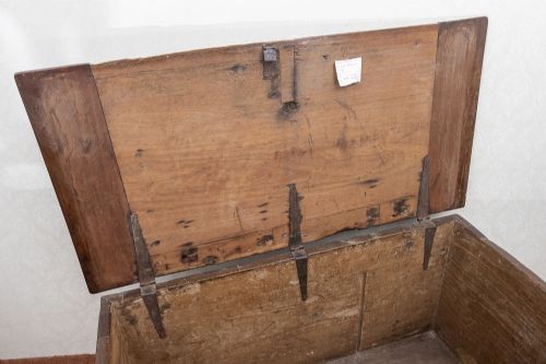 FABULOUS AND RARE CONTINENTAL BLANKET CHEST - ADDITIONAL PHOTO 9