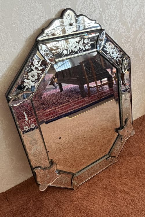 LATE 19TH CENTURY GLASS MIRROR OF VENETIAN ORIGIN - ADDITIONAL PHOTO 1