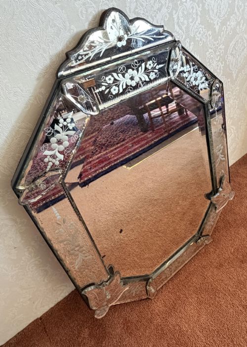LATE 19TH CENTURY GLASS MIRROR OF VENETIAN ORIGIN - ADDITIONAL PHOTO 3