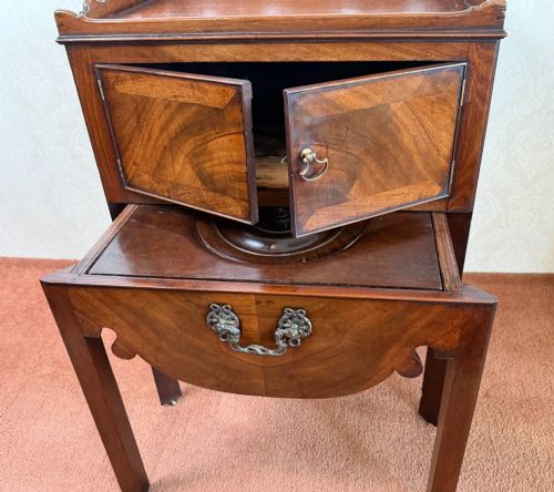 CLASSIC MID 18TH CENTURY TRAY TOP BEDSIDE CABINET - ADDITIONAL PHOTO 3