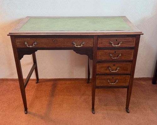 SMALL PRETTY KNEEHOLE DESK