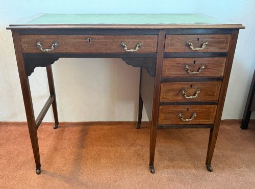 SMALL PRETTY KNEEHOLE DESK - ADDITIONAL PHOTO 1