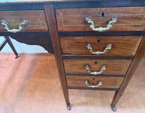 SMALL PRETTY KNEEHOLE DESK - ADDITIONAL PHOTO 2