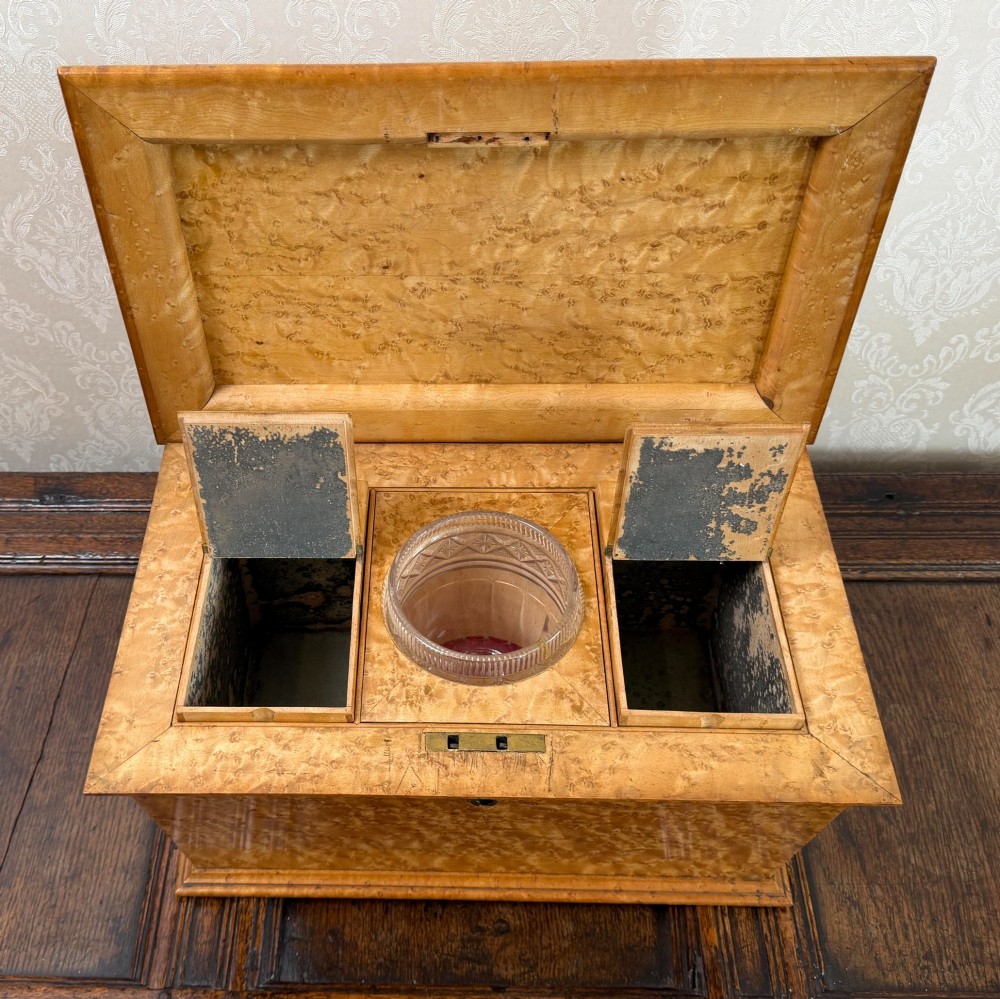 An early nineteenth-century William IV birdseye maple tea caddy featuring a faceted lid and brass keyhole escutcheon. View VI