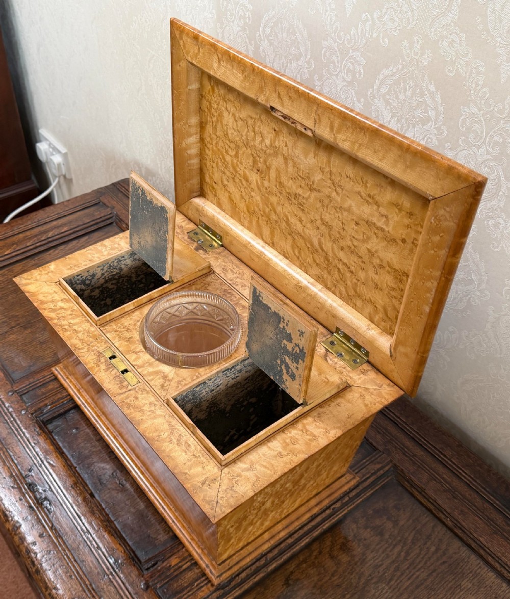 An early nineteenth-century William IV birdseye maple tea caddy featuring a faceted lid and brass keyhole escutcheon. View VII