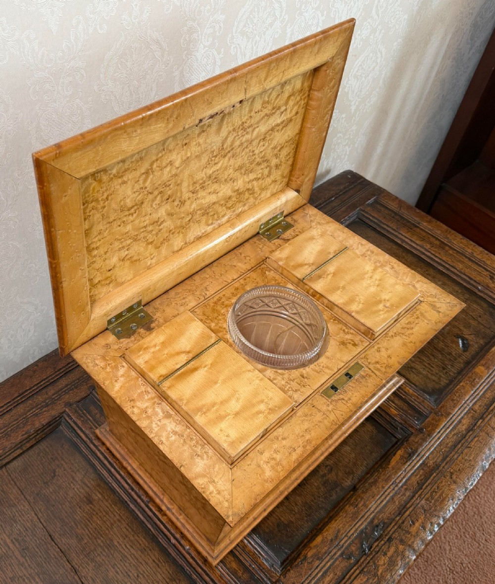 An early nineteenth-century William IV birdseye maple tea caddy featuring a faceted lid and brass keyhole escutcheon. View VIII
