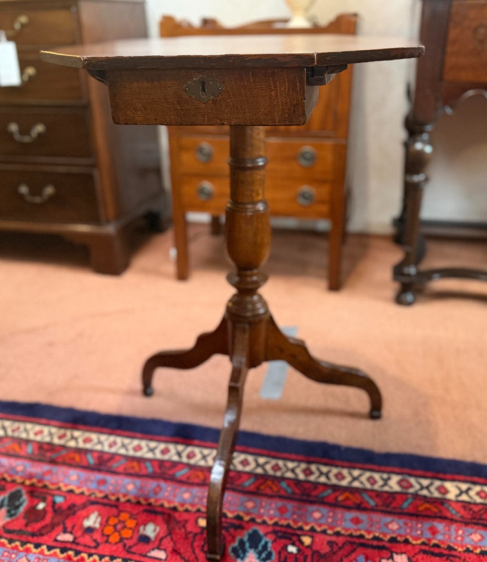 Oak tripod table View IV