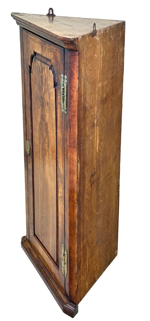 EARLY 18TH CENTURY WALNUT CORNER CUPBOARD - ADDITIONAL PHOTO 2