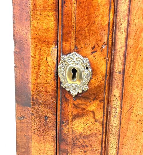 EARLY 18TH CENTURY WALNUT CORNER CUPBOARD - ADDITIONAL PHOTO 7