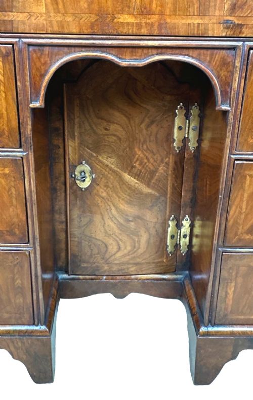 18TH CENTURY WALNUT KNEEHOLE DESK - ADDITIONAL PHOTO 1