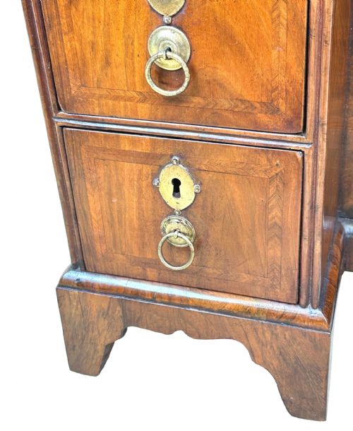 18TH CENTURY WALNUT KNEEHOLE DESK - ADDITIONAL PHOTO 3