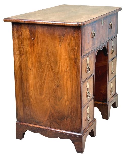 18TH CENTURY WALNUT KNEEHOLE DESK - ADDITIONAL PHOTO 4