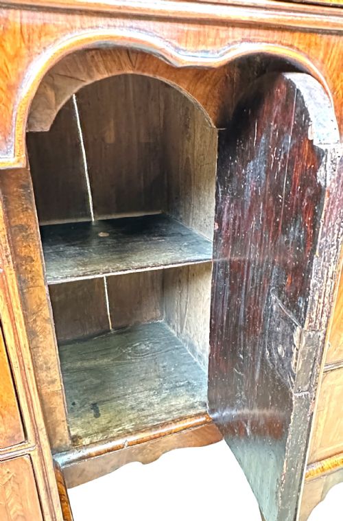 18TH CENTURY WALNUT KNEEHOLE DESK - ADDITIONAL PHOTO 5