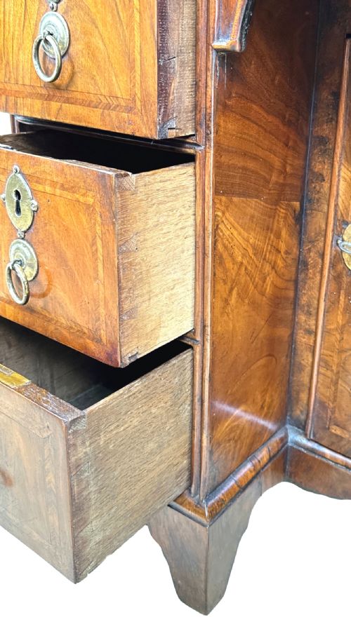 18TH CENTURY WALNUT KNEEHOLE DESK - ADDITIONAL PHOTO 8