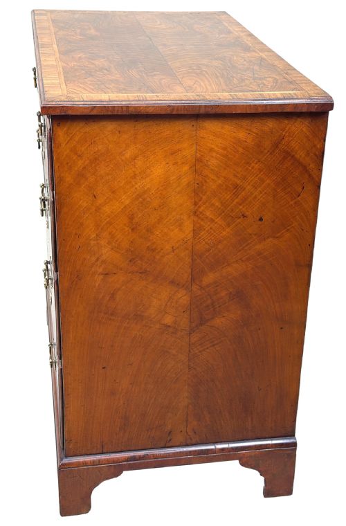 SMALL 18TH CENTURY GEORGIAN WALNUT CHEST OF DRAWERS - ADDITIONAL PHOTO 2