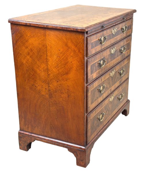 SMALL 18TH CENTURY GEORGIAN WALNUT CHEST OF DRAWERS - ADDITIONAL PHOTO 3