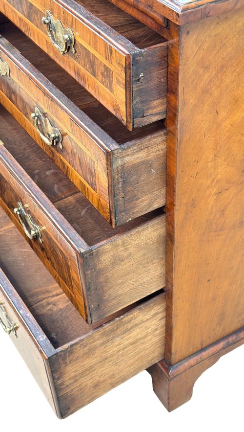 SMALL 18TH CENTURY GEORGIAN WALNUT CHEST OF DRAWERS - ADDITIONAL PHOTO 4