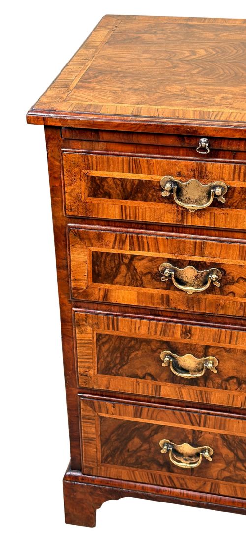 SMALL 18TH CENTURY GEORGIAN WALNUT CHEST OF DRAWERS - ADDITIONAL PHOTO 7