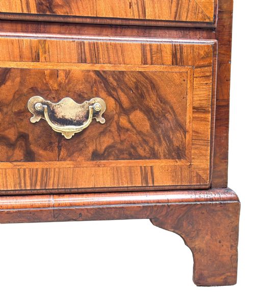 SMALL 18TH CENTURY GEORGIAN WALNUT CHEST OF DRAWERS - ADDITIONAL PHOTO 8