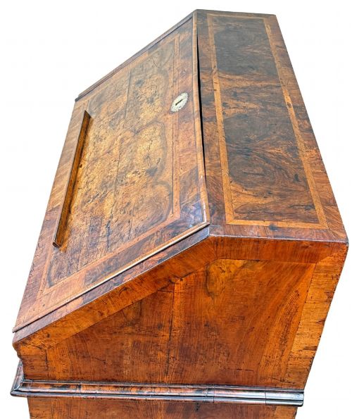QUEEN ANNE PERIOD EARLY 18TH CENTURY WALNUT BUREAU - ADDITIONAL PHOTO 1