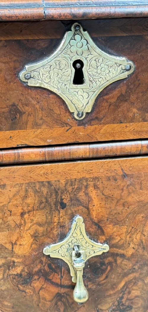 QUEEN ANNE PERIOD EARLY 18TH CENTURY WALNUT BUREAU - ADDITIONAL PHOTO 2
