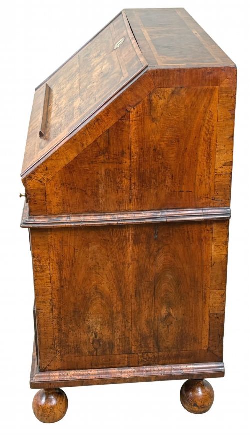 QUEEN ANNE PERIOD EARLY 18TH CENTURY WALNUT BUREAU - ADDITIONAL PHOTO 5